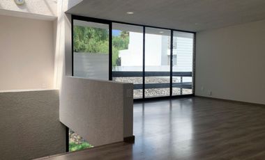 Renta casa sola en Jardines del Pedregal con gran jardìn.