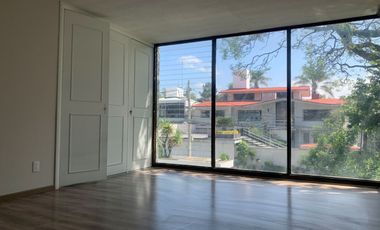 Renta casa sola en Jardines del Pedregal con gran jardìn.