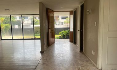 Renta casa sola en Jardines del Pedregal con gran jardìn.