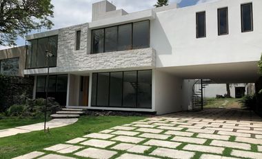 Renta casa sola en Jardines del Pedregal con gran jardìn.