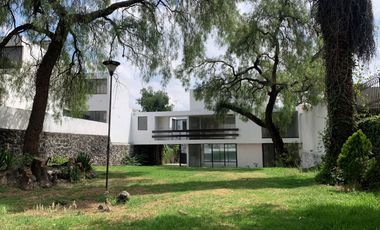 Renta casa sola en Jardines del Pedregal con gran jardìn.