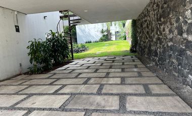 Renta casa sola en Jardines del Pedregal con gran jardìn.