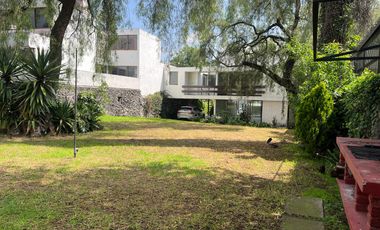 Renta casa sola en Jardines del Pedregal con gran jardìn.
