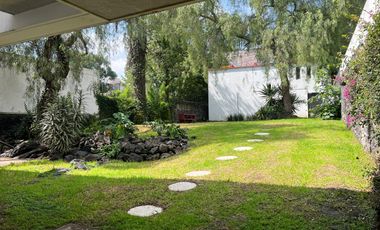 Renta casa sola en Jardines del Pedregal con gran jardìn.