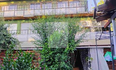 Casa en venta de 3 pisos  con galpón, sala de ventas y terreno