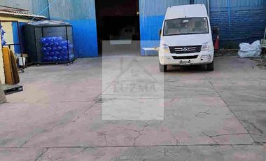 Casa en venta de 3 pisos  con galpón, sala de ventas y terreno