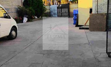 Casa en venta de 3 pisos  con galpón, sala de ventas y terreno