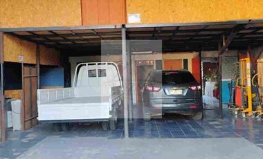 Casa en venta de 3 pisos  con galpón, sala de ventas y terreno