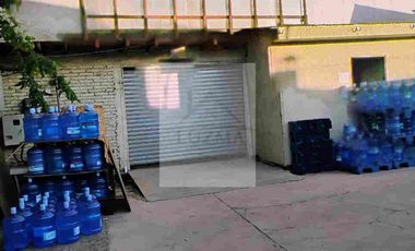 Casa en venta de 3 pisos  con galpón, sala de ventas y terreno