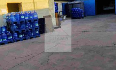 Casa en venta de 3 pisos  con galpón, sala de ventas y terreno