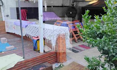 Casa en venta de 3 pisos  con galpón, sala de ventas y terreno