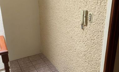 RENTA DE CASA EN PRIVADA CON 3 CASAS, PORTON ELECTRICO Y  LUGAR MUY SEGURO