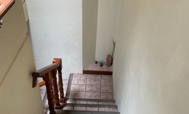 RENTA DE CASA EN PRIVADA CON 3 CASAS, PORTON ELECTRICO Y  LUGAR MUY SEGURO