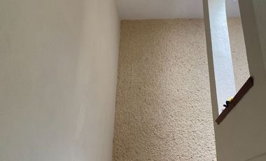 RENTA DE CASA EN PRIVADA CON 3 CASAS, PORTON ELECTRICO Y  LUGAR MUY SEGURO