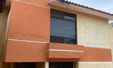 RENTA DE CASA EN PRIVADA CON 3 CASAS, PORTON ELECTRICO Y  LUGAR MUY SEGURO