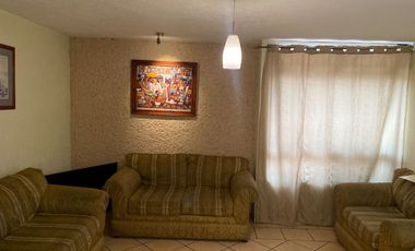 RENTA DE CASA EN PRIVADA CON 3 CASAS, PORTON ELECTRICO Y  LUGAR MUY SEGURO