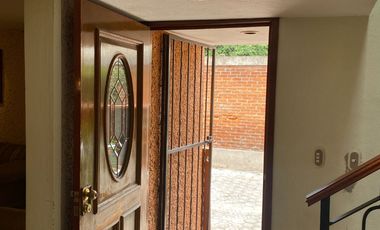RENTA DE CASA EN PRIVADA CON 3 CASAS, PORTON ELECTRICO Y  LUGAR MUY SEGURO