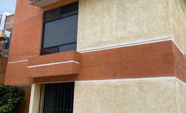 RENTA DE CASA EN PRIVADA CON 3 CASAS, PORTON ELECTRICO Y  LUGAR MUY SEGURO
