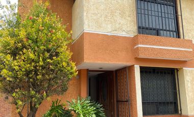 RENTA DE CASA EN PRIVADA CON 3 CASAS, PORTON ELECTRICO Y  LUGAR MUY SEGURO