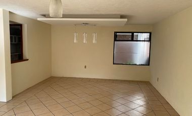 RENTA DE CASA EN PRIVADA CON 3 CASAS, PORTON ELECTRICO Y  LUGAR MUY SEGURO EN IXTULCO, TLAXCALA.