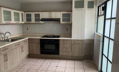 RENTA DE CASA EN PRIVADA CON 3 CASAS, PORTON ELECTRICO Y  LUGAR MUY SEGURO EN IXTULCO, TLAXCALA.