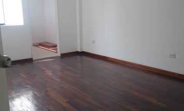 DEPARTAMENTO SEGUNDO PISO CON COCHERA MIRAFLORES