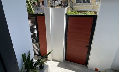 Corner End Unit House for Sale near SM City Caloocan!