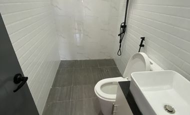 Corner End Unit House for Sale near SM City Caloocan!