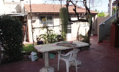 CASA - DOS LOCALES - DEPARTAMENTO