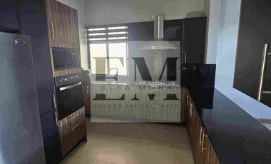 HERMOSA CASA CON PANELES SOLARES AREA CAMPOS ELISEOS