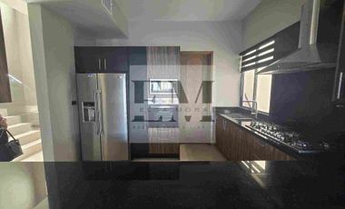 HERMOSA CASA CON PANELES SOLARES AREA CAMPOS ELISEOS