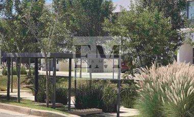 HERMOSA CASA CON PANELES SOLARES AREA CAMPOS ELISEOS