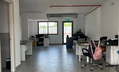 Local comercial u oficina en Almax Center, incluye 1 parqueo