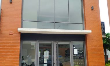 Local comercial u oficina en Almax Center, incluye 1 parqueo