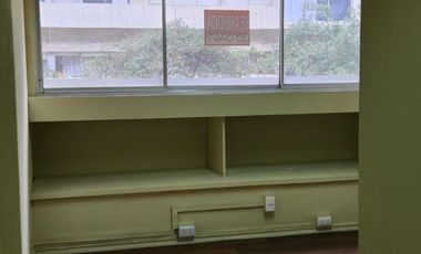 Arriendo Luminosa y Tranquila Oficina en Santiago Centro, Metro La Moneda y Santa Ana.