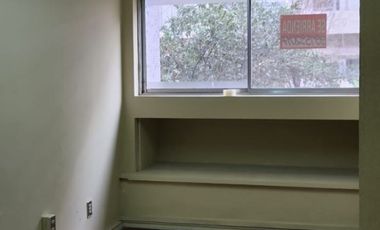 Arriendo Luminosa y Tranquila Oficina en Santiago Centro, Metro La Moneda y Santa Ana.