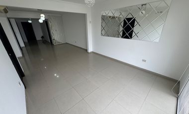 En venta departamento de 3 dormitorios en Urb.Altos del Río en av.Leon Febres Cordero.