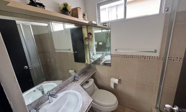 En venta departamento de 3 dormitorios en Urb.Altos del Río en av.Leon Febres Cordero.