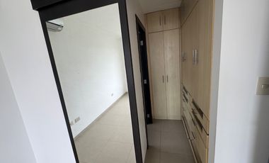 En venta departamento de 3 dormitorios en Urb.Altos del Río en av.Leon Febres Cordero.