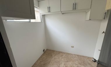 En venta departamento de 3 dormitorios en Urb.Altos del Río en av.Leon Febres Cordero.