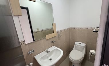 En venta departamento de 3 dormitorios en Urb.Altos del Río en av.Leon Febres Cordero.