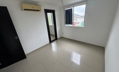 En venta departamento de 3 dormitorios en Urb.Altos del Río en av.Leon Febres Cordero.