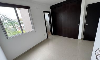 En venta departamento de 3 dormitorios en Urb.Altos del Río en av.Leon Febres Cordero.