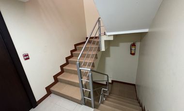 En venta departamento de 3 dormitorios en Urb.Altos del Río en av.Leon Febres Cordero.