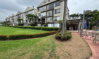En venta departamento de 3 dormitorios en Urb.Altos del Río en av.Leon Febres Cordero.