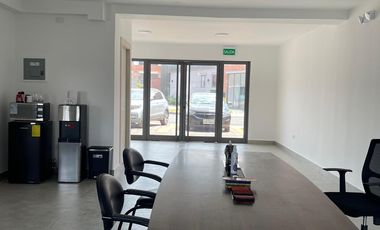 Local comercial u oficina en Almax Center, incluye parqueo