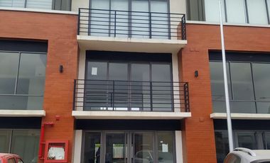 Local comercial u oficina en Almax Center, incluye parqueo