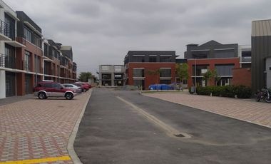 Local comercial u oficina en Almax Center, incluye parqueo