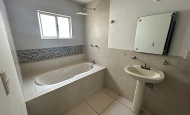 CASA EN VENTA AL ORIENTE DE SALTILLO EN FRACCIONAMIENTO PUERTA DEL REY