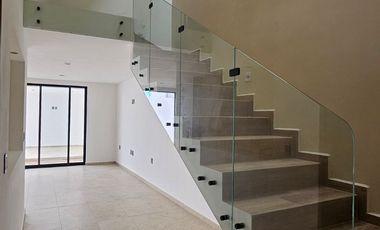 CASA DE ESTILO MODERNO NUEVA EN FRACCIONAMIENTO